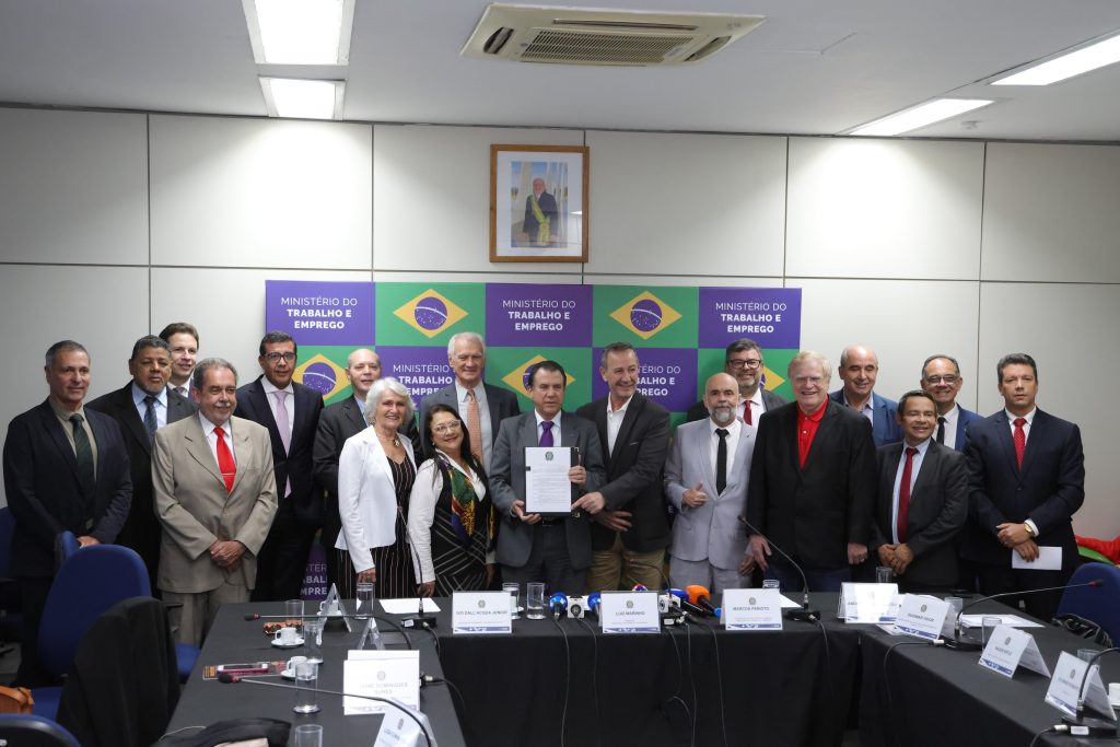 Assinada portaria sobre trabalho em feriados, construída com participação da CNC