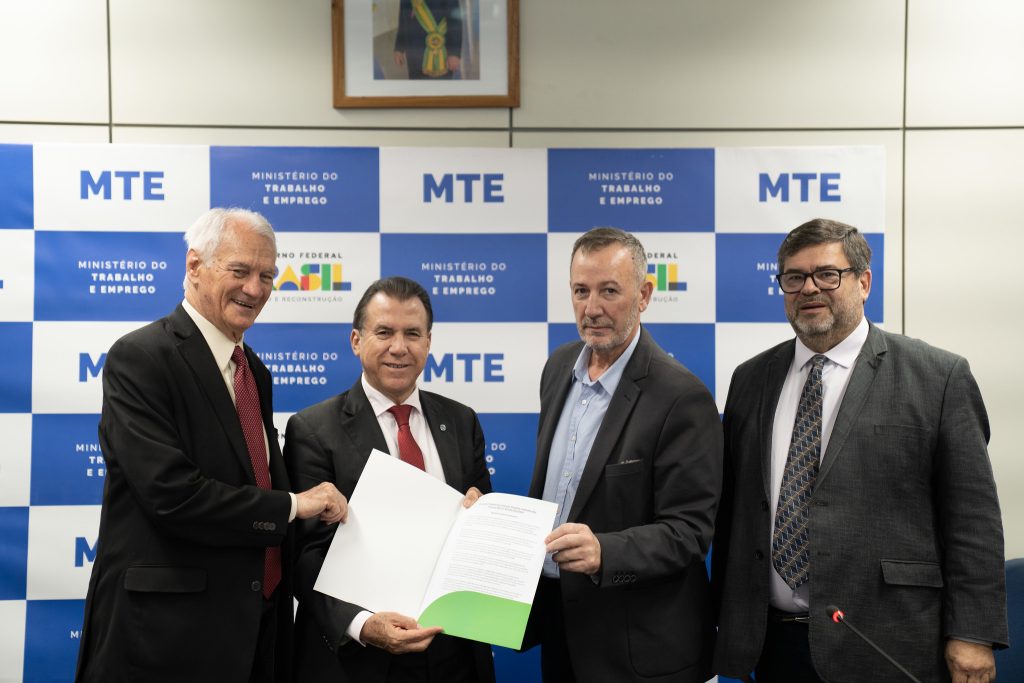 CNC participa de acordo para aprimorar regras de trabalho em feriados no comércio
